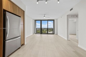 555 NE 8th St, Unit 2206 in Fort Lauderdale, FL - Building Photo - Building Photo