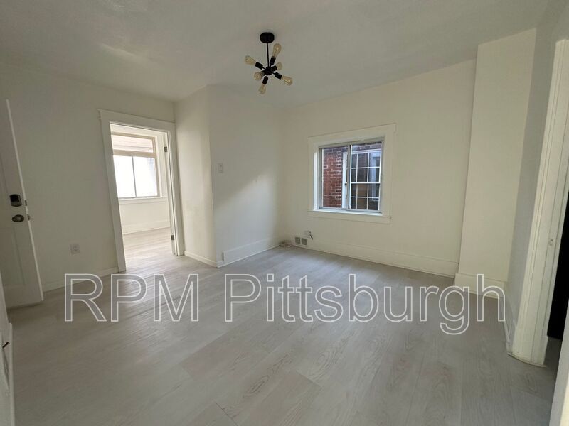 1611 Westmont Ave in Pittsburgh, PA - Building Photo