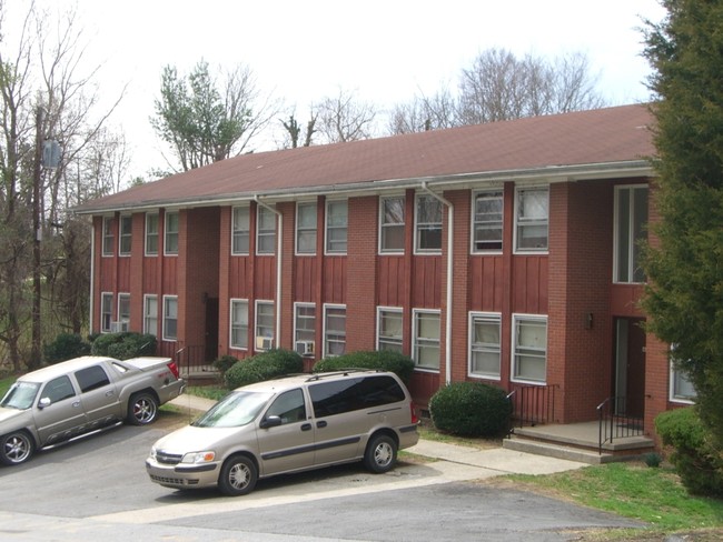 Sixth Avenue Apartments in Hendersonville, NC - Foto de edificio - Building Photo