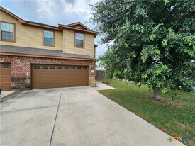 305 Rosalie Dr in New Braunfels, TX - Building Photo