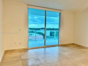 1401 SW 22nd St, Unit 803 in Miami, FL - Foto de edificio - Building Photo