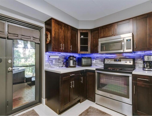 227 Wimbledon Lakes Dr in Plantation, FL - Building Photo - Building Photo