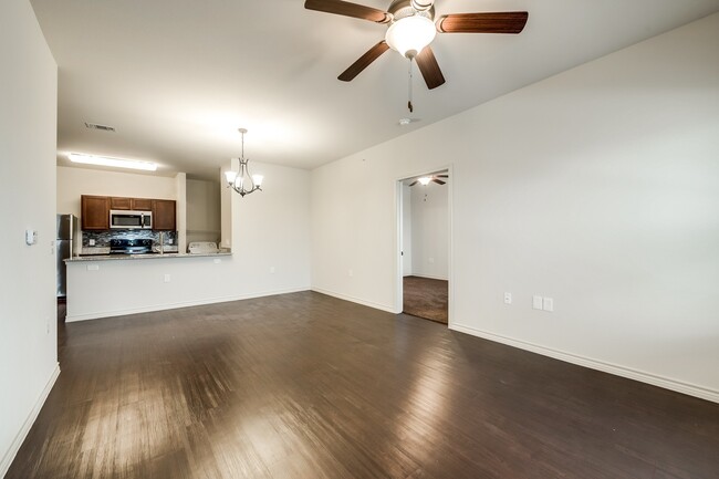 2410 Jack Finney Blvd in Greenville, TX - Foto de edificio - Building Photo