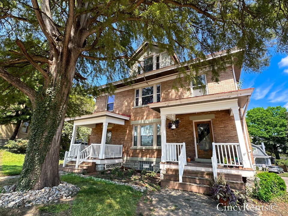 2744 Madison Rd in Cincinnati, OH - Building Photo