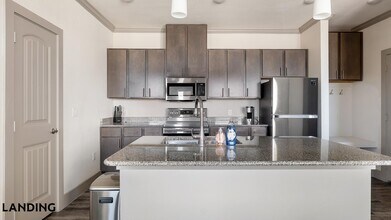 12500 Shadowglen Trce in Manor, TX - Foto de edificio - Building Photo