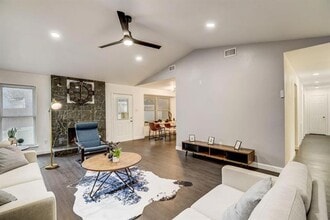 4233 Glen Ridge Dr in Arlington, TX - Building Photo - Building Photo