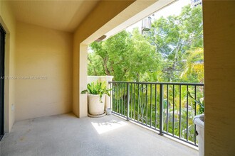 300 Majorca Ave in Coral Gables, FL - Foto de edificio - Building Photo