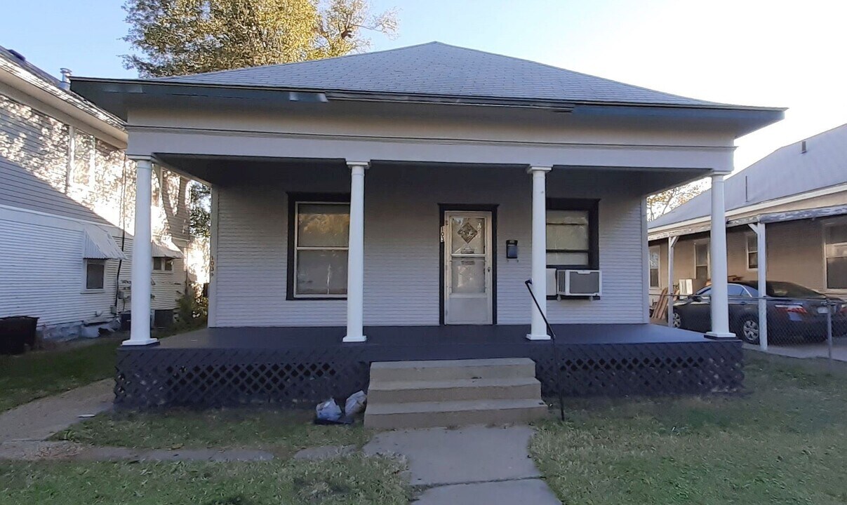 103 W 7th Ave in Hutchinson, KS - Building Photo