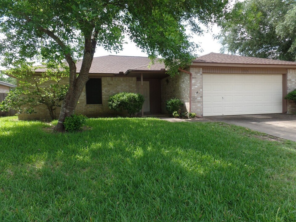 1225 Pennsylvania Ave in Victoria, TX - Building Photo