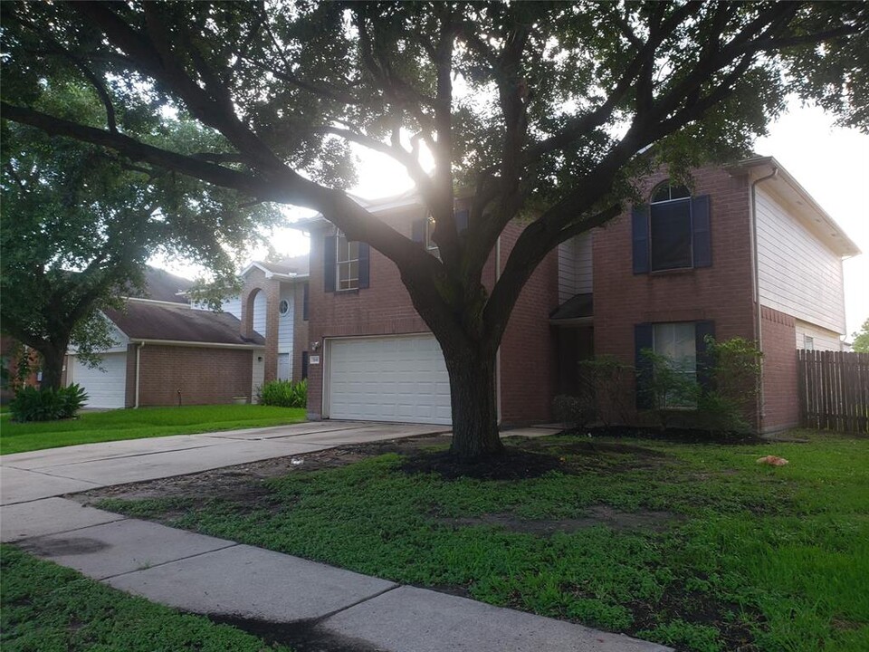 2046 Greencrest Dr in Missouri City, TX - Foto de edificio