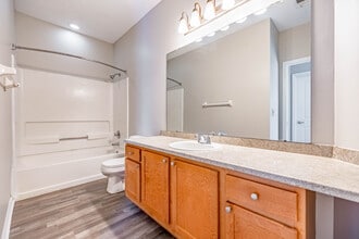 The Lakes at West Chester in West Chester, OH - Foto de edificio - Interior Photo