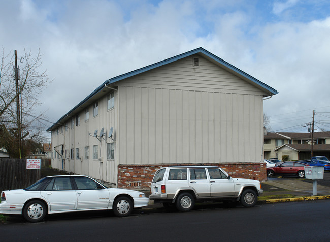 Maple Court in Albany, OR - Foto de edificio - Building Photo