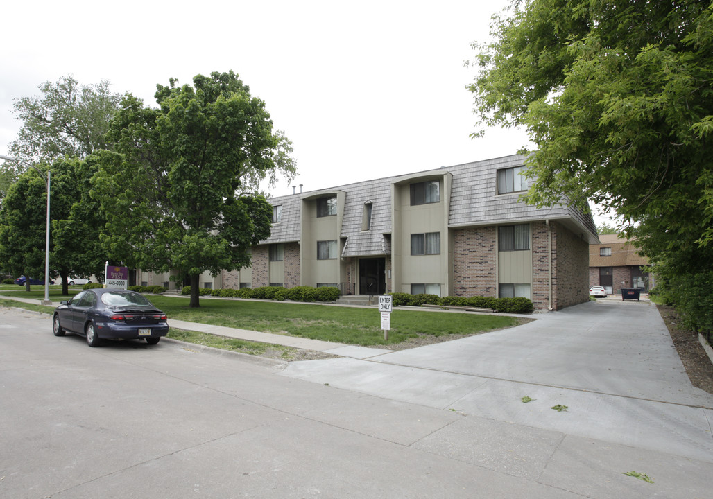 8324 California St in Omaha, NE - Foto de edificio