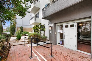 1333 N Martel in Los Angeles, CA - Building Photo