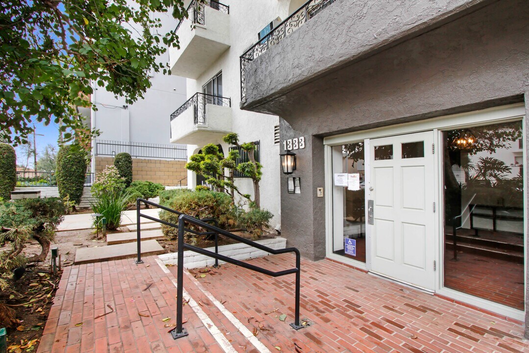 1333 N Martel in Los Angeles, CA - Building Photo