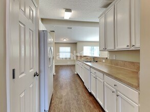 1379 Samantha Cir E in Jacksonville, FL - Foto de edificio - Building Photo