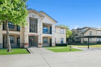 Landings at Bluff Ridge Apartments in Dallas, TX - Foto de edificio - Building Photo