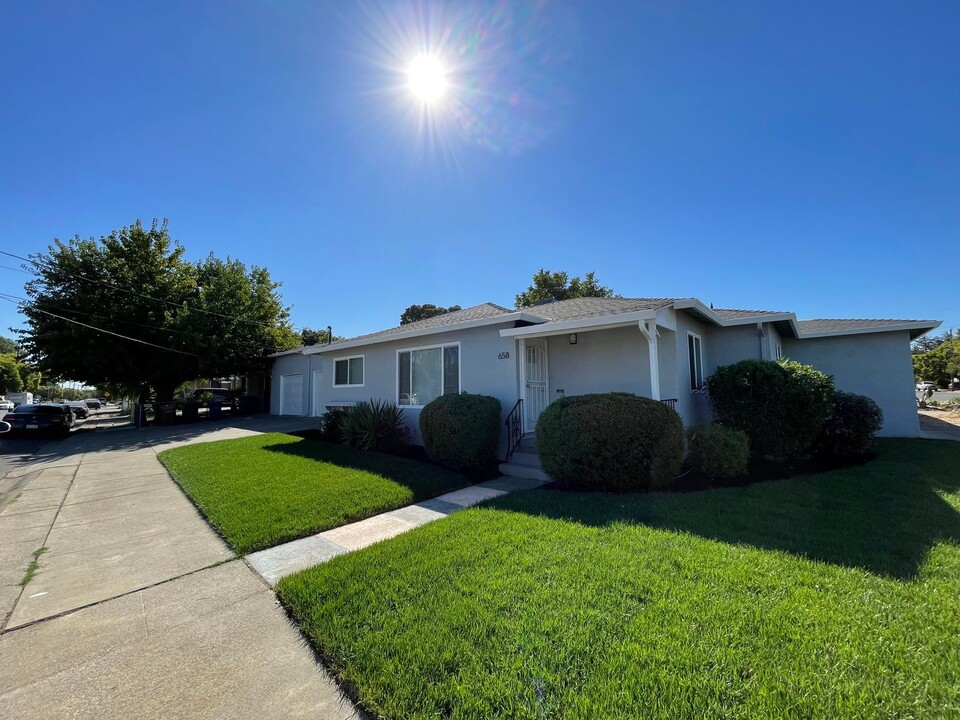 658 Carpino Ave in Pittsburg, CA - Foto de edificio