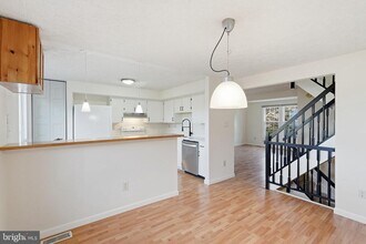 13225 Custom House Ct in Fairfax, VA - Building Photo - Building Photo