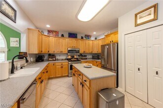 8054 Sandstone Dr in Northfield, OH - Building Photo - Building Photo