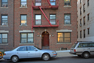 21-15 27th St in Long Island City, NY - Building Photo