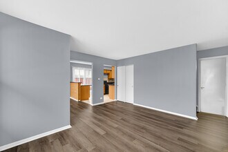 1793 Queensbury Cir in Hoffman Estates, IL - Building Photo - Building Photo