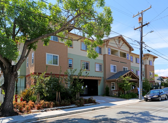 Magnolia Grove Condominiums in Castro Valley, CA - Foto de edificio - Building Photo