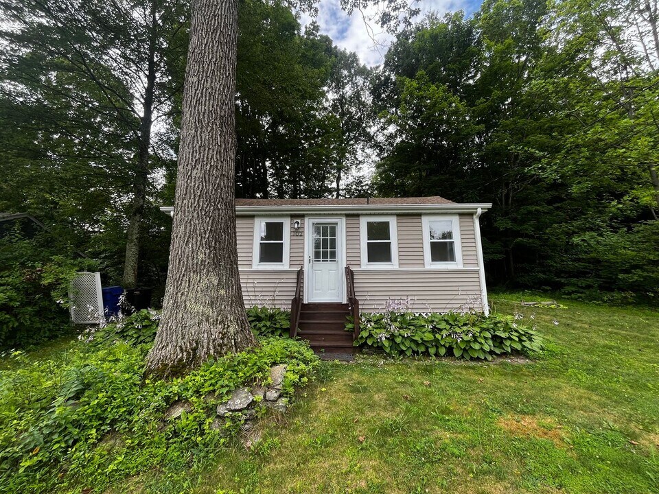 102 Lake Rd in Coventry, CT - Building Photo