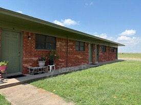 1702 Short St in Cleburne, TX - Building Photo