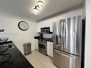 600 NE 36th St, Unit 2011 in Miami, FL - Building Photo - Building Photo