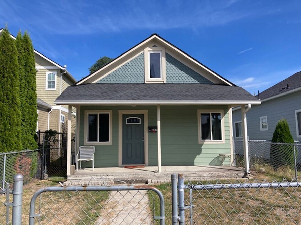 922 N Pearl St in Centralia, WA - Building Photo