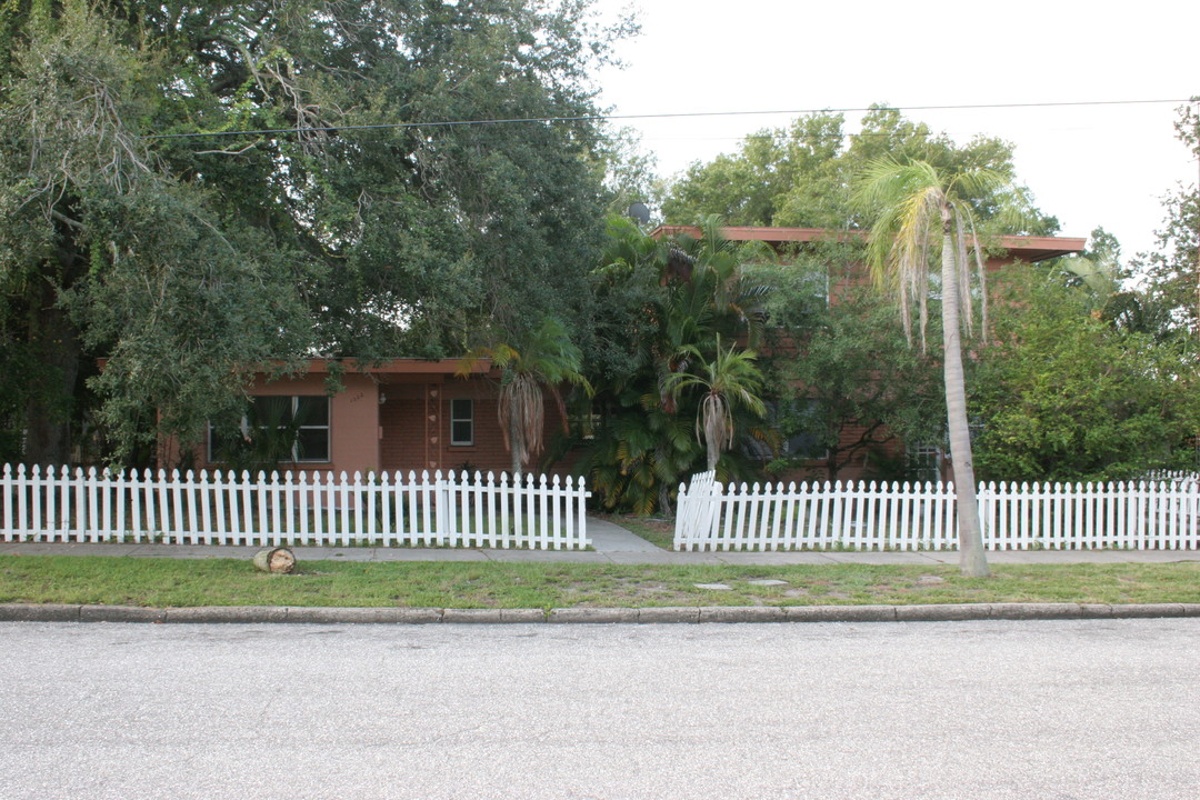 1222 5th St in Sarasota, FL - Foto de edificio