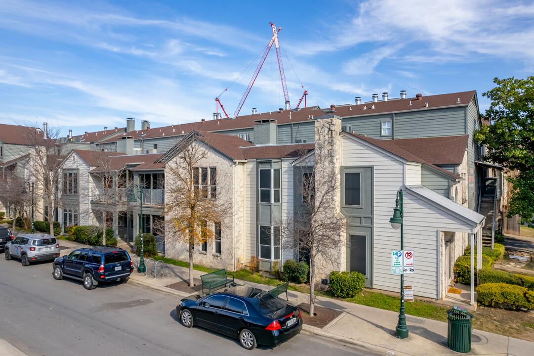 Orange Tree Condominiums in Austin, TX - Foto de edificio