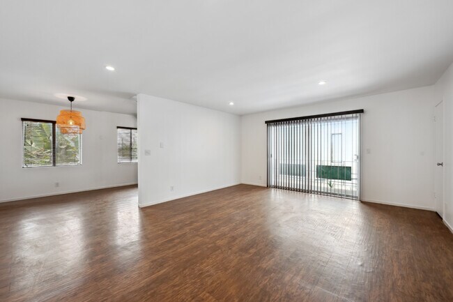 633 N Hayworth Ave in Los Angeles, CA - Building Photo - Interior Photo