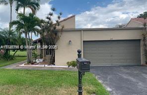 626 Village Lake Dr in Weston, FL - Building Photo