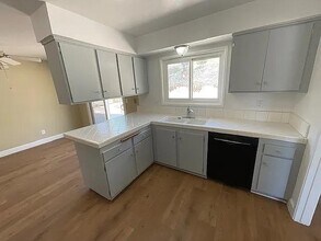 19821 Merryhill St in Santa Clarita, CA - Building Photo - Building Photo