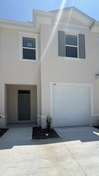 102 Reena Dr in Daytona Beach, FL - Foto de edificio - Building Photo