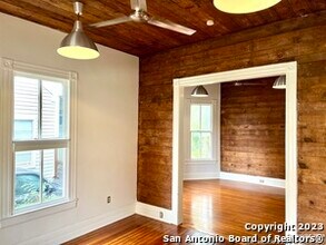 902 N Pine St in San Antonio, TX - Building Photo - Building Photo