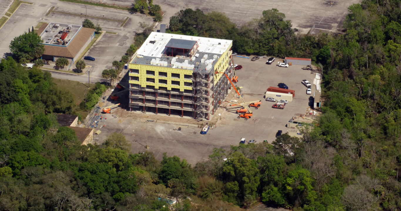 7820 Arlington Expy in Jacksonville, FL - Building Photo