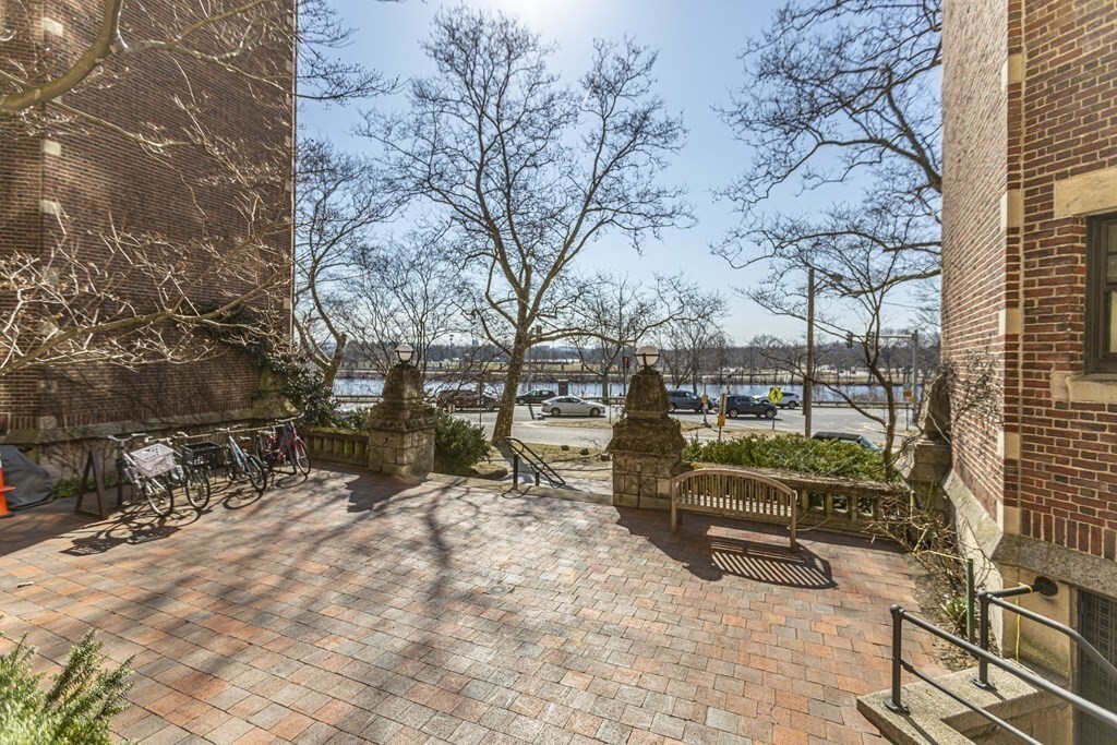 995 Memorial Dr, Unit #1 in Cambridge, MA - Building Photo