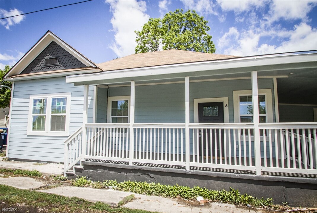 121 Douglas Way St in San Antonio, TX - Building Photo