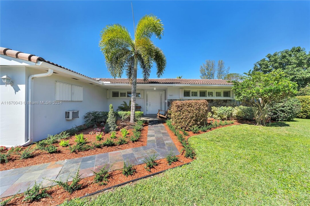 7460 Twin Sabal Dr in Miami Lakes, FL - Building Photo