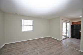 8 Gant Cir, Unit B in Streamwood, IL - Building Photo - Building Photo