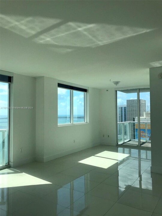 244 Biscayne Blvd, Unit 2103 in Miami, FL - Building Photo