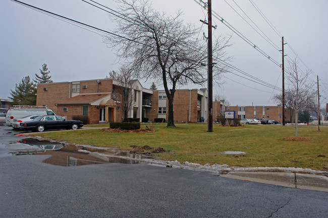 Sylvan Lake Condos in Keego Harbor, MI - Building Photo - Building Photo