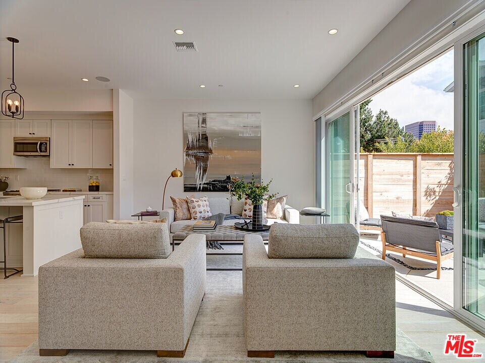 11979 Mayfield Ave in Los Angeles, CA - Building Photo