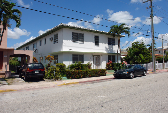 7920 Byron Ave in Miami Beach, FL - Building Photo - Building Photo