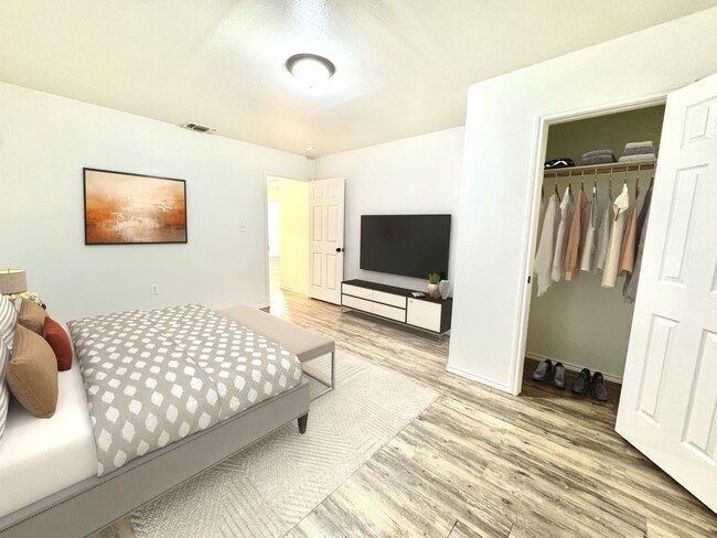 2111 E Broadway in Lubbock, TX - Foto de edificio - Building Photo