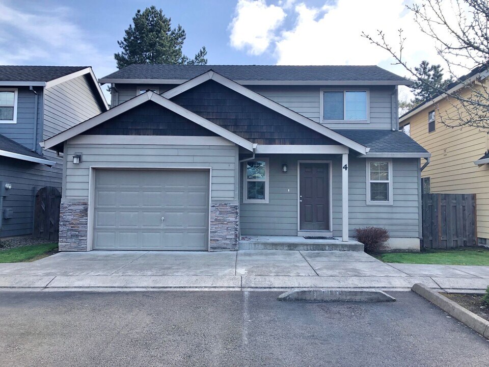 800 W 1st St in Newberg, OR - Foto de edificio