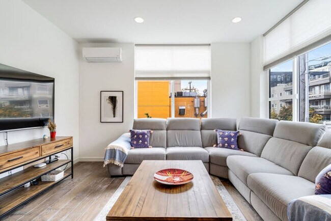 724 3rd Ave N, Unit SI ID1036015P in Seattle, WA - Building Photo - Building Photo